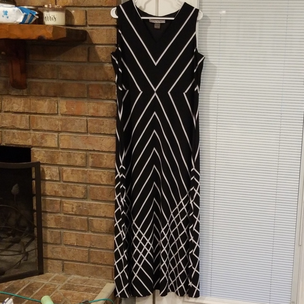 Peter Nygard sleeveless, floor length dress